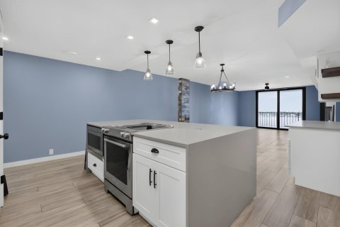 Condo in North Palm Beach, Florida, 2 bedrooms № 2384521 - photo 7