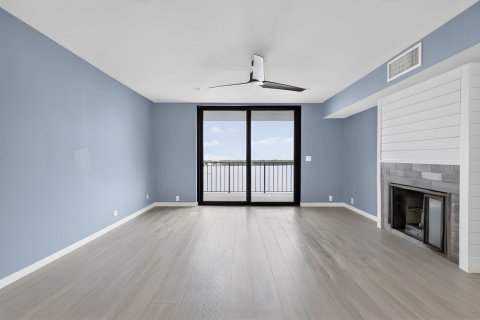 Condo in North Palm Beach, Florida, 2 bedrooms № 2384521 - photo 12