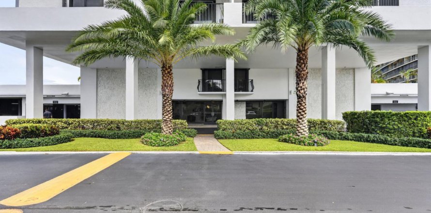Condo in North Palm Beach, Florida, 2 bedrooms № 2384521
