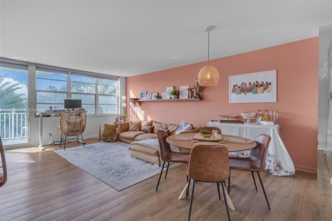 Condo in North Miami, Florida, 1 bedroom  № 1891925 - photo 2