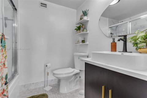 Condo in North Miami, Florida, 1 bedroom  № 1891925 - photo 14