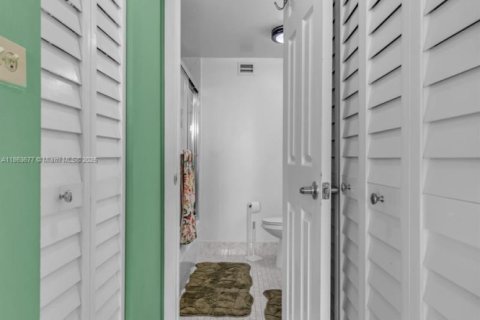 Condo in North Miami, Florida, 1 bedroom  № 1891925 - photo 13