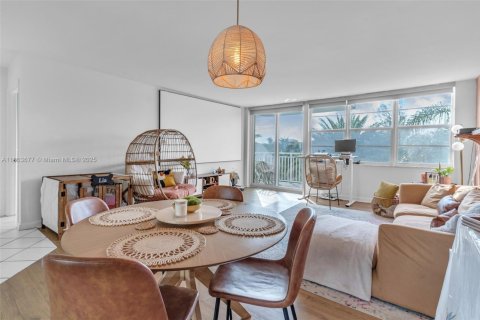 Condo in North Miami, Florida, 1 bedroom  № 1891925 - photo 5