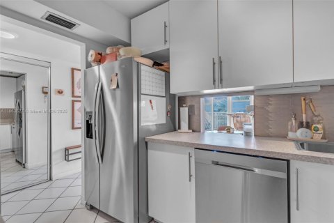 Condo in North Miami, Florida, 1 bedroom  № 1891925 - photo 9