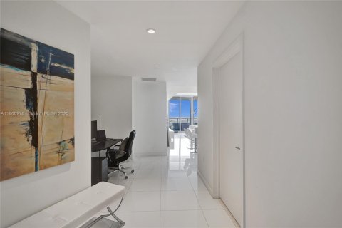 Condominio en venta en Miami, Florida, 1 dormitorio, 94.57 m2 № 1957408 - foto 3