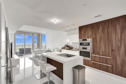 Condominio en venta en Miami, Florida, 1 dormitorio, 94.57 m2 № 1957408 - foto 5