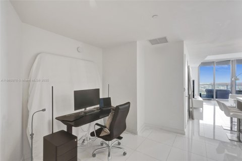 Condominio en venta en Miami, Florida, 1 dormitorio, 94.57 m2 № 1957408 - foto 4