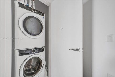 Condominio en venta en Miami, Florida, 1 dormitorio, 94.57 m2 № 1957408 - foto 28