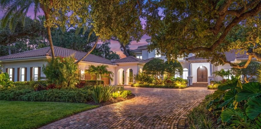 House in Sarasota, Florida 5 bedrooms, 754.83 sq.m. № 2155725
