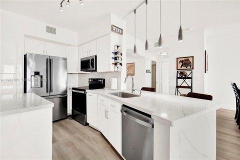 Condo in Miami, Florida, 2 bedrooms № 2051302