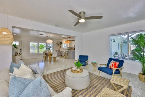 House in Gulfport, Florida 2 bedrooms, 142.33 sq.m. № 1826584 - photo 5