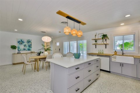 House in Gulfport, Florida 2 bedrooms, 142.33 sq.m. № 1826584 - photo 12