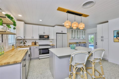 House in Gulfport, Florida 2 bedrooms, 142.33 sq.m. № 1826584 - photo 8