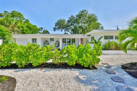 House in Gulfport, Florida 2 bedrooms, 142.33 sq.m. № 1826584 - photo 1