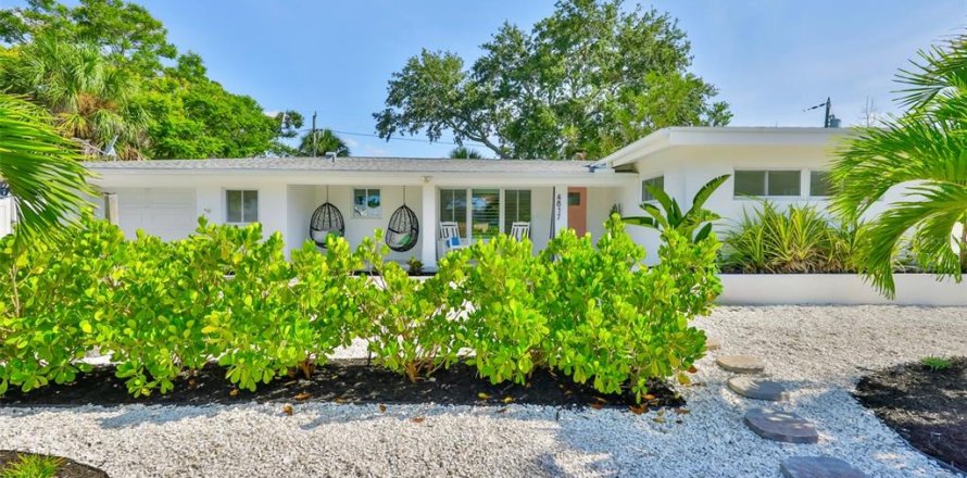 House in Gulfport, Florida 2 bedrooms, 142.33 sq.m. № 1826584