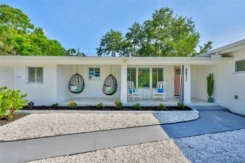 House in Gulfport, Florida 2 bedrooms, 142.33 sq.m. № 1826584 - photo 3