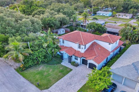 House in Fort Lauderdale, Florida 6 bedrooms, 340.86 sq.m. № 2002971 - photo 2