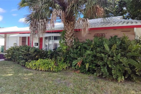 House in Tamarac, Florida 2 bedrooms, 153.47 sq.m. № 2001617 - photo 2