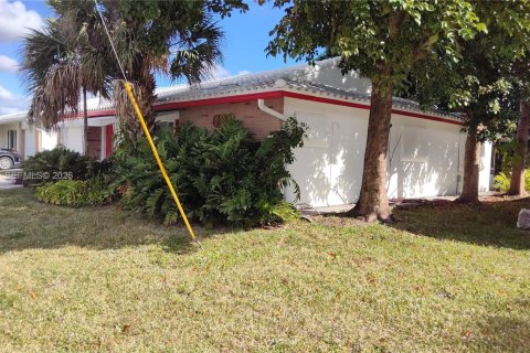 House in Tamarac, Florida 2 bedrooms, 153.47 sq.m. № 2001617