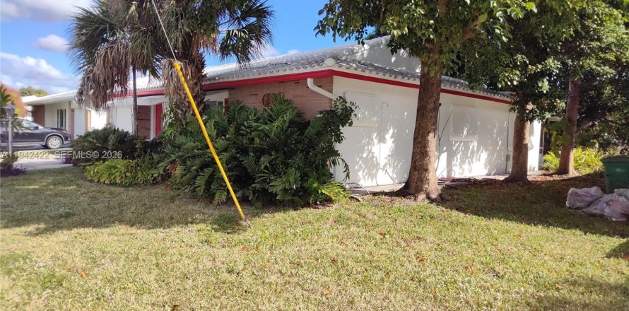 House in Tamarac, Florida 2 bedrooms, 153.47 sq.m. № 2001617