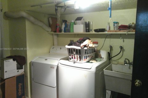 House in Tamarac, Florida 2 bedrooms, 153.47 sq.m. № 2001617 - photo 12