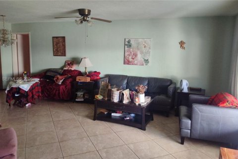 House in Tamarac, Florida 2 bedrooms, 153.47 sq.m. № 2001617 - photo 11