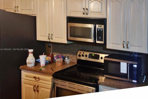 House in Tamarac, Florida 2 bedrooms, 153.47 sq.m. № 2001617 - photo 7