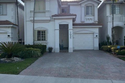 Adosado en venta en Doral, Florida, 3 dormitorios, 214.79 m2 № 1862139 - foto 1