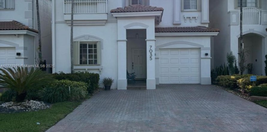 Adosado en Doral, Florida 3 dormitorios, 214.79 m2 № 1862139
