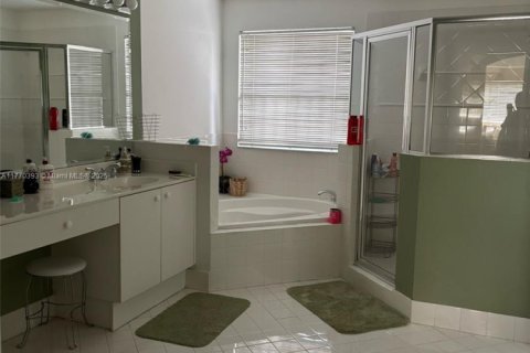 Adosado en venta en Doral, Florida, 3 dormitorios, 214.79 m2 № 1862139 - foto 21