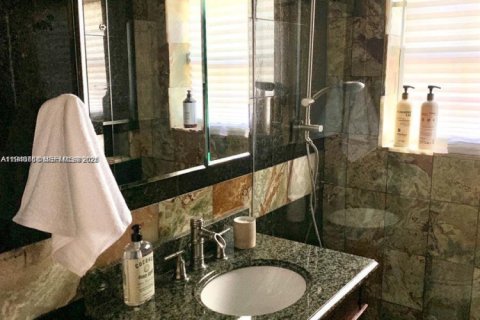 Villa ou maison à vendre à Miami, Floride: 3 chambres № 2004661 - photo 12