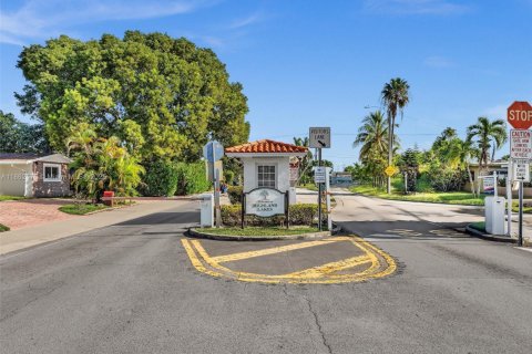 House in Miami, Florida 4 bedrooms, 166.2 sq.m. № 1890419 - photo 2