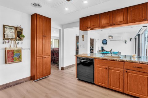 House in Miami, Florida 4 bedrooms, 166.2 sq.m. № 1890419 - photo 18