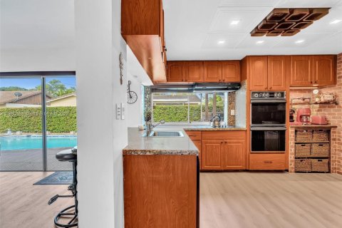 House in Miami, Florida 4 bedrooms, 166.2 sq.m. № 1890419 - photo 16