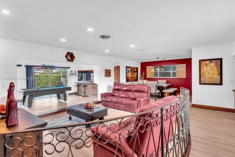 House in Miami, Florida 4 bedrooms, 166.2 sq.m. № 1890419 - photo 9