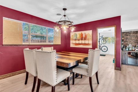 House in Miami, Florida 4 bedrooms, 166.2 sq.m. № 1890419 - photo 14