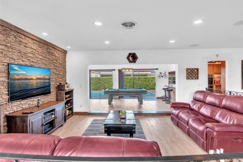 House in Miami, Florida 4 bedrooms, 166.2 sq.m. № 1890419 - photo 10