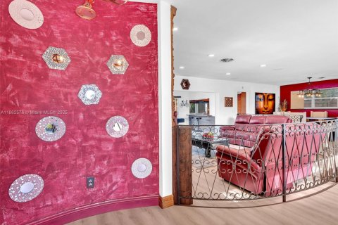 House in Miami, Florida 4 bedrooms, 166.2 sq.m. № 1890419 - photo 7