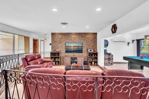 House in Miami, Florida 4 bedrooms, 166.2 sq.m. № 1890419 - photo 11