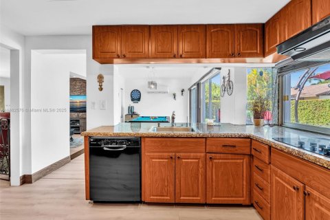 House in Miami, Florida 4 bedrooms, 166.2 sq.m. № 1890419 - photo 20