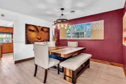 House in Miami, Florida 4 bedrooms, 166.2 sq.m. № 1890419 - photo 13