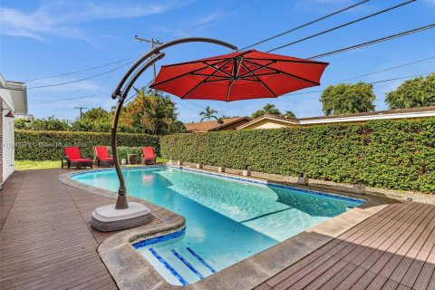 House in Miami, Florida 4 bedrooms, 166.2 sq.m. № 1890419 - photo 29