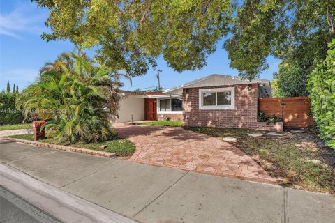 House in Miami, Florida 4 bedrooms, 166.2 sq.m. № 1890419 - photo 3