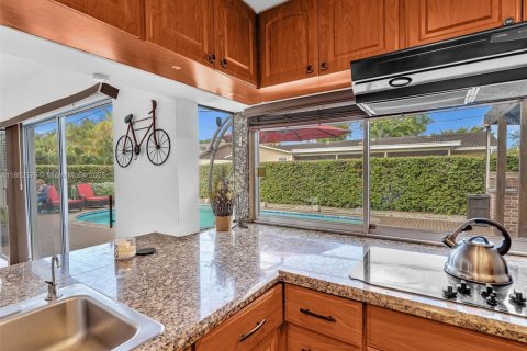 House in Miami, Florida 4 bedrooms, 166.2 sq.m. № 1890419 - photo 22