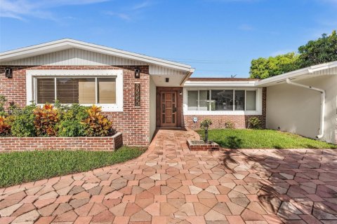 House in Miami, Florida 4 bedrooms, 166.2 sq.m. № 1890419 - photo 6