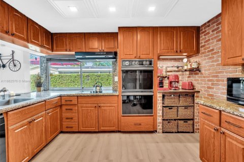 House in Miami, Florida 4 bedrooms, 166.2 sq.m. № 1890419 - photo 21