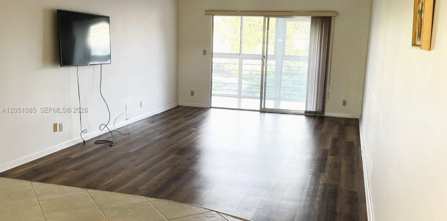 Condo in Coconut Creek, Florida, 2 bedrooms № 2150403