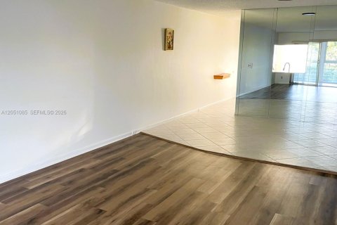 Condo in Coconut Creek, Florida, 2 bedrooms № 2150403 - photo 2