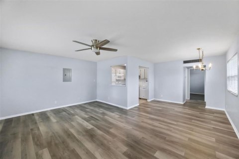 Condo in Sun City Center, Florida, 1 bedroom  № 2212942 - photo 5