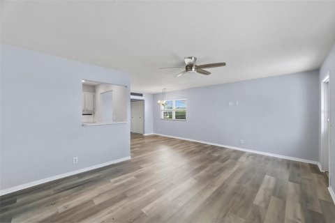 Condo in Sun City Center, Florida, 1 bedroom  № 2212942 - photo 6